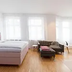 Leonardo Apartment *