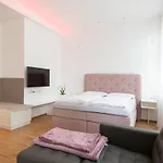 Leonardo Apartment